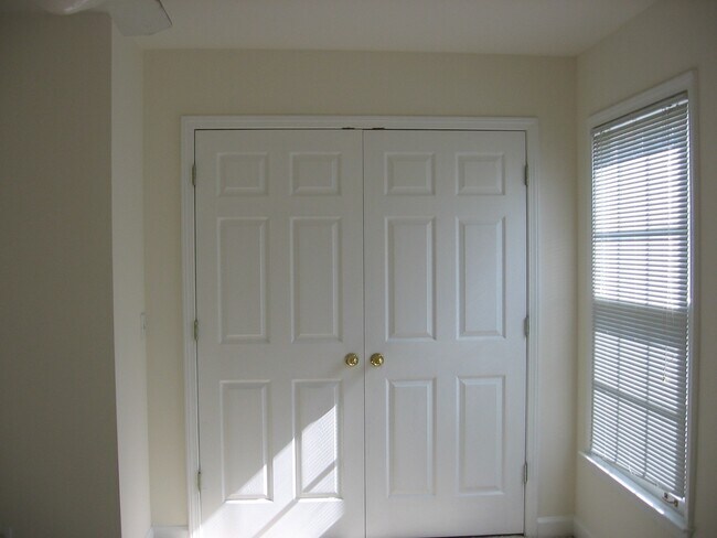 Building Photo - 233 Fairmont Ct