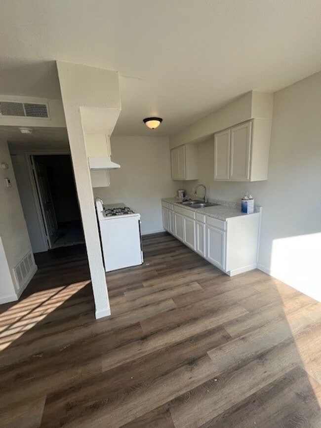 Building Photo - 611 S Garden St