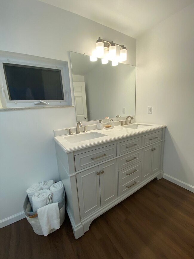 Building Photo - NEWLY RENOVATED 2 BEDROOM WITH GARAGE IN THE HEART OF SOUTHSIDE!