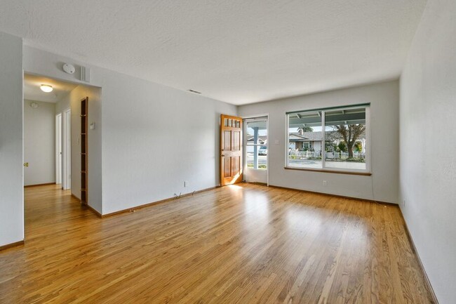 Building Photo - 4625 Sloan St