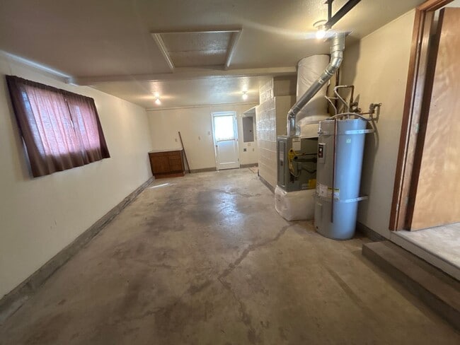 Building Photo - Beautiful 3 Bedroom 1 1/2 Bath with Huge Fenced Backyard! Tour Today!