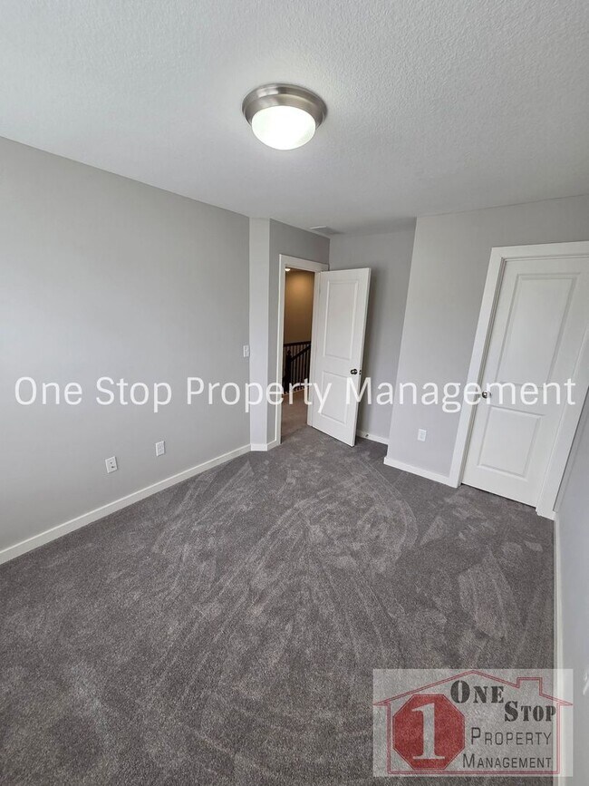 Building Photo - 3 Bedroom / 2.5 Bathroom Townhome in Louisburg, KS!