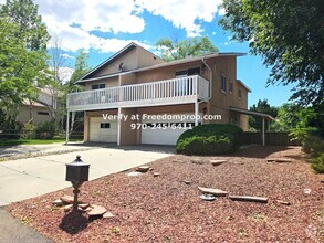 Building Photo - Great 2 bedroom 1.5 bath Duplex on the Red...