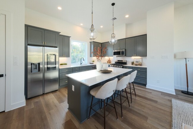 Primary Photo - 835 Elkhart St