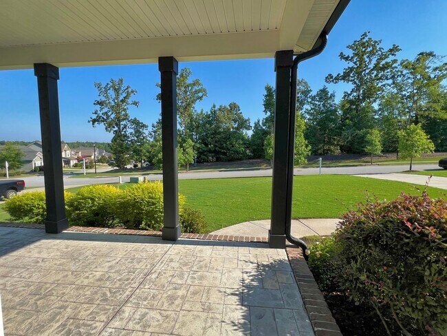 Building Photo - Estate STYLE home with pool and basement i...