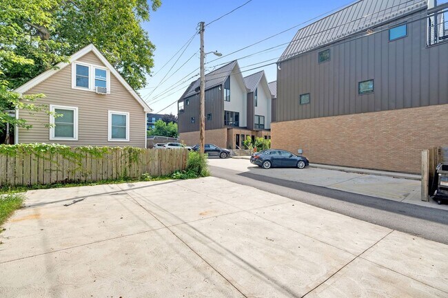 Building Photo - 2322 Scranton Rd