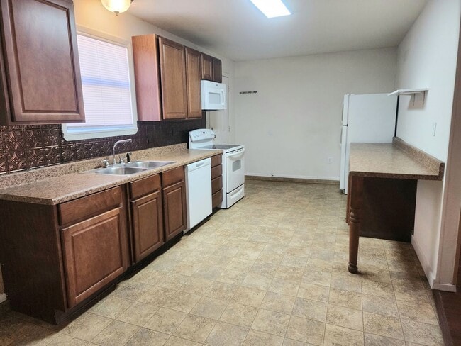 Building Photo - 504 S Avenue B