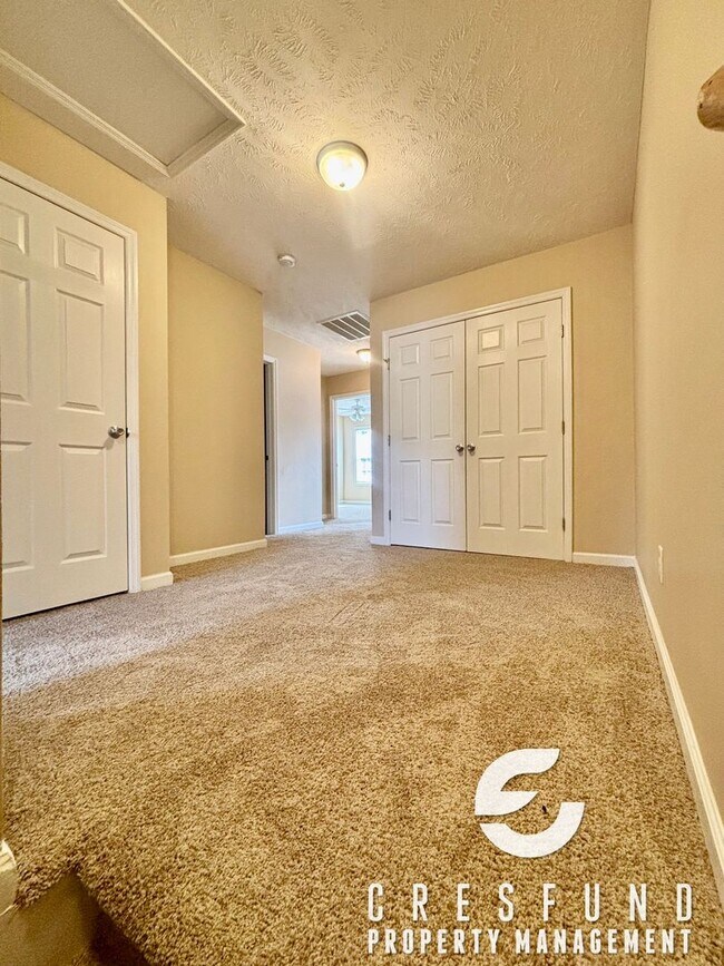 Building Photo - Spacious 3 Bed 2.5 Bath Townhouse - AVAILABLE FOR MOVE IN NOW!