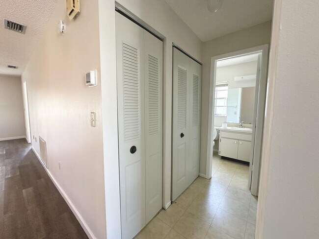 Building Photo - "Charming 2-Bed, 2-Bath Oasis in New Port ...