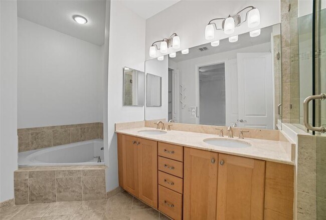 Building Photo - 13011 Riverwalk Cir N