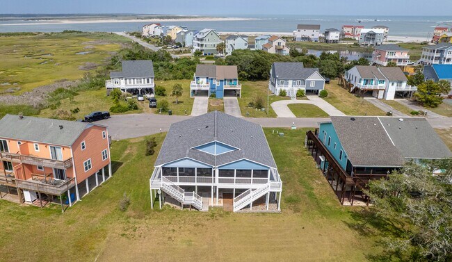 Building Photo - PERFECT FURNISHED MONTHLY BEACH RENTAL - WILLING TO CONSIDER SUMMER MONTHS