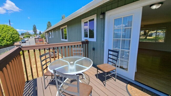 Building Photo - 2 Bedroom 1 Bath Duplex