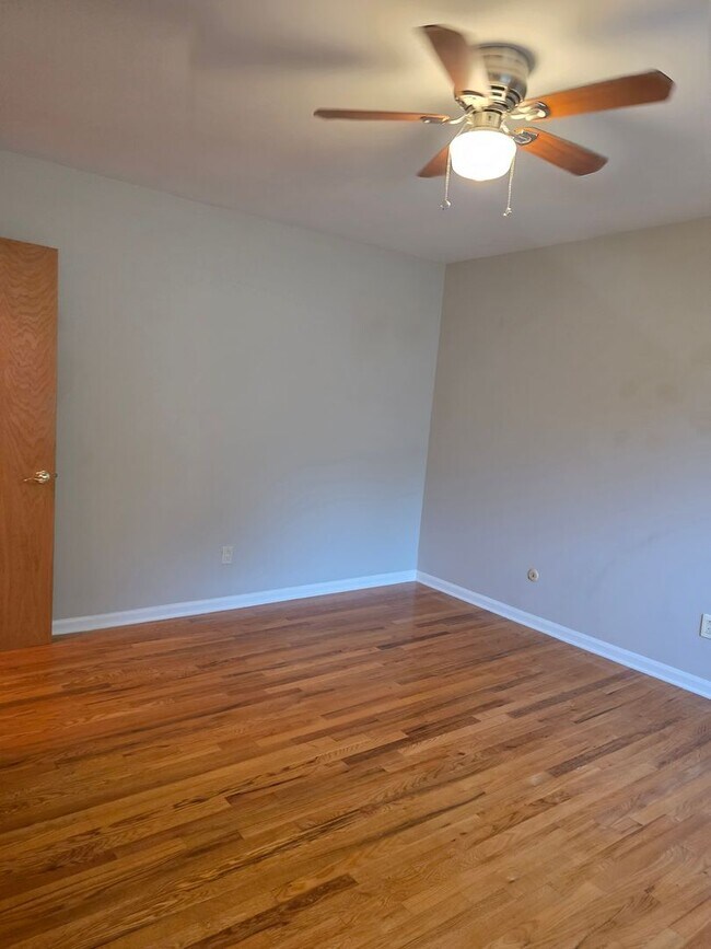 Building Photo - 812 Leeds Ln