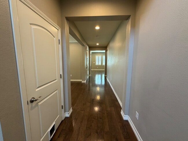 Building Photo - "Luxurious 5-Bedroom Haven in Broomfield with Stunning Granite Finishes & Cozy Fireplace!"