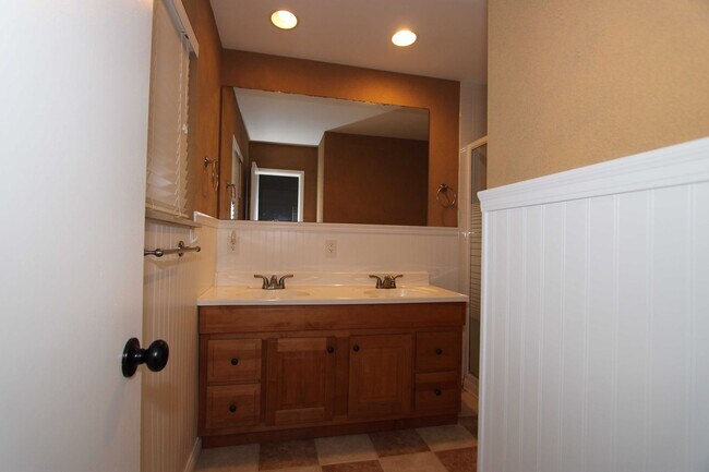 Building Photo - 3 bedroom 2 bathroom Single Family Home