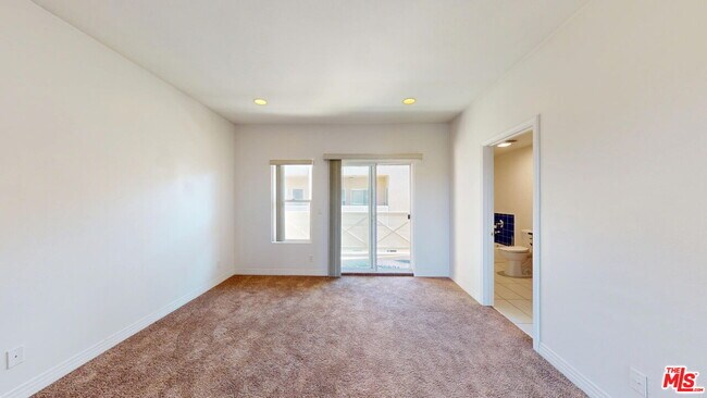 Building Photo - 11622 Oxnard St