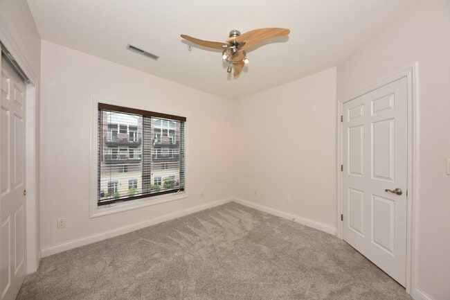 Building Photo - 1515 N Van Buren St