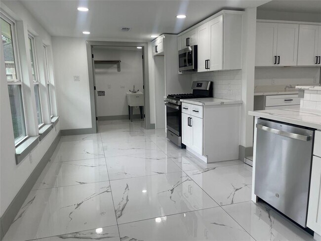 Building Photo - 7005 Kopman Dr