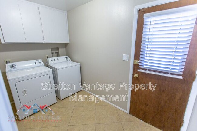 Building Photo - 704 E La Jolla Dr