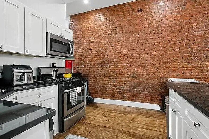 Building Photo - 258 Halsey St
