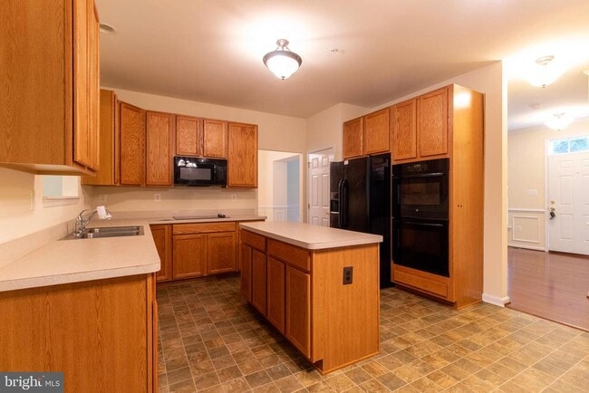 Building Photo - 8401 Hollow Tree Ln