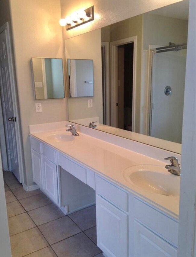Building Photo - 2529 Artesia Dr
