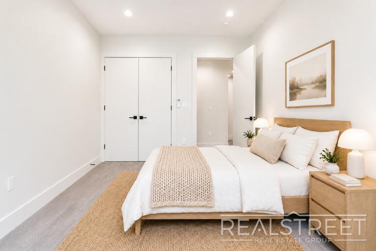 Building Photo - Grand Spacious 2 Bed in Prime Crown Heights