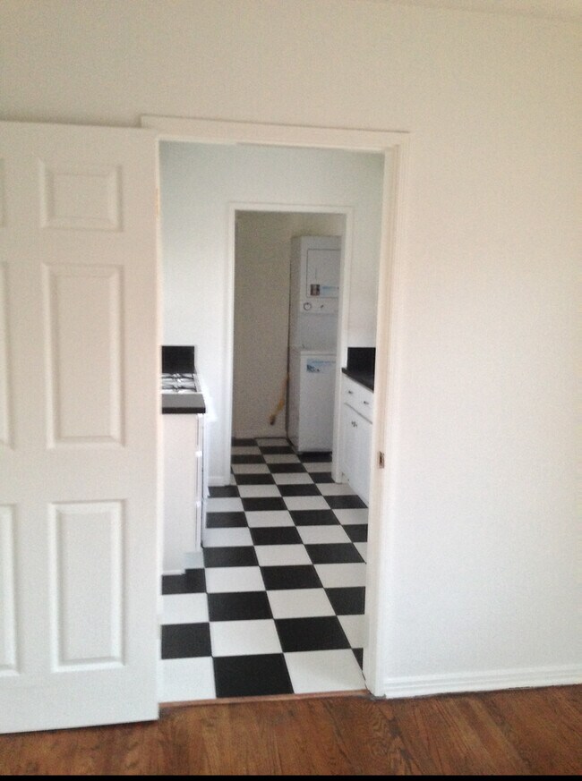 Building Photo - 615 N Coronado St