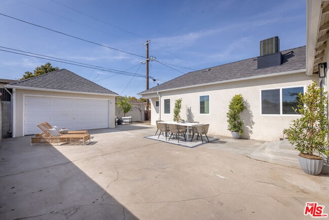 Building Photo - 3827 S Victoria Ave