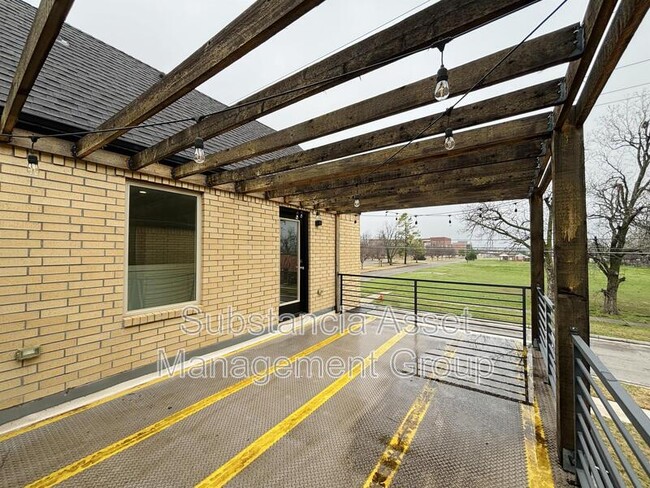 Building Photo - 2800 N McKinley Ave