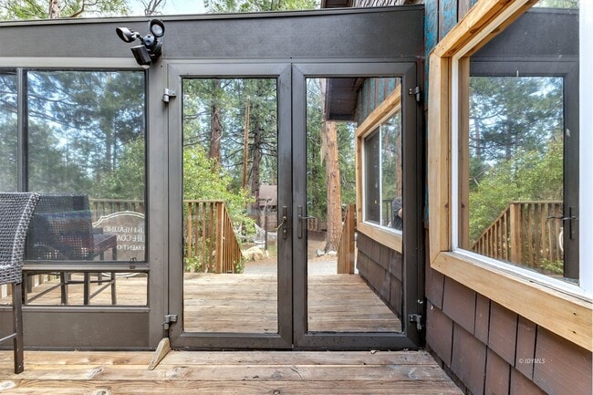 Building Photo - 3 bd 2 ba country cabin close to town