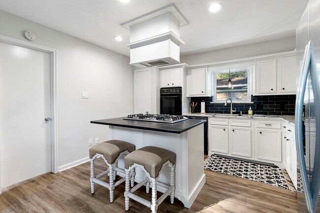 Building Photo - 623 Hickory Ridge Dr