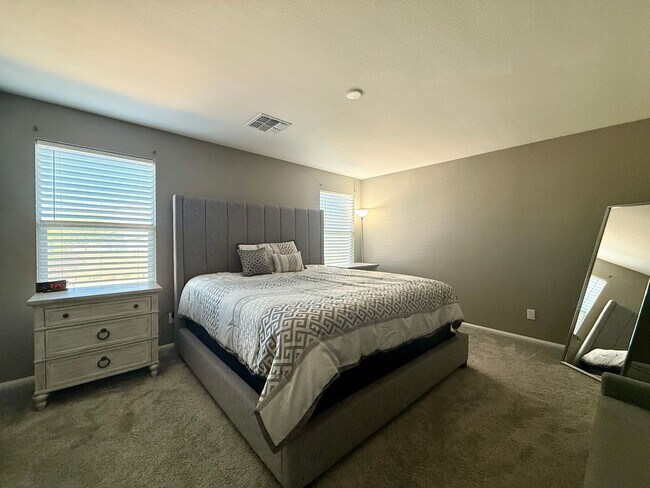 Building Photo - (Fully Furnished) 4 Bedroom + Loft,  3 Ful...