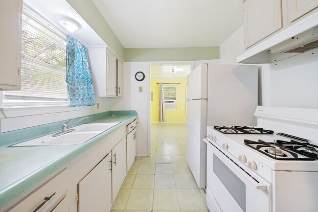 Building Photo - CHARMING DENVER HEIGHTS 3-BEDROOM