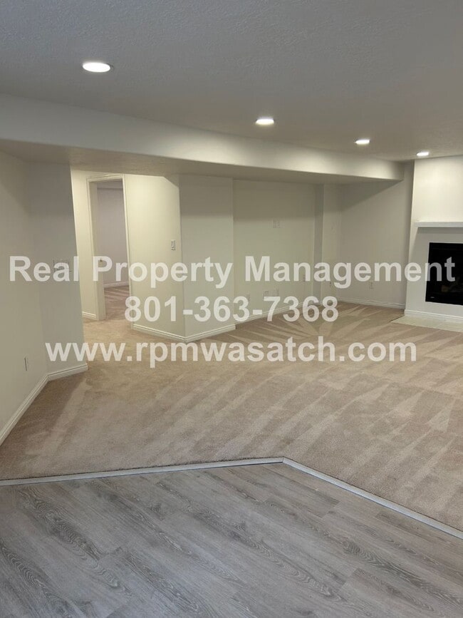 Building Photo - Don't miss out on this gorgeous and spacious basement apartment. It will go fast!!