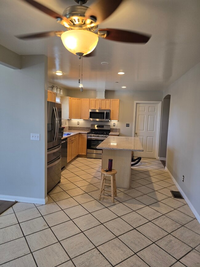 Building Photo - 833 Skyland Dr