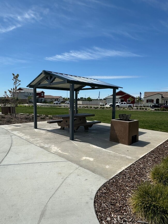 Building Photo - FOUR-FIVE/OFFICE BEDROOM THREE BATHROOM SEE VIDEO