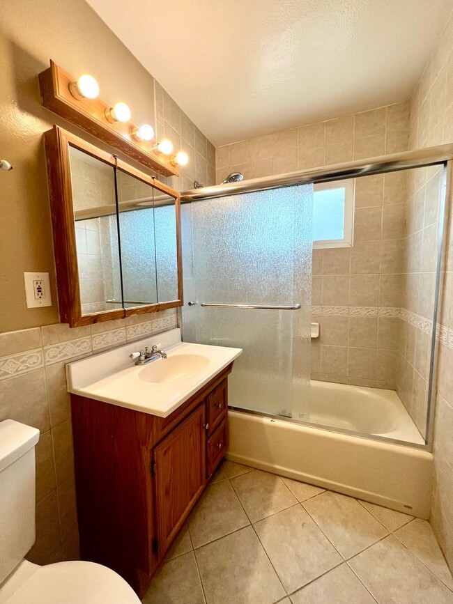 Building Photo - 4 Bedroom home available in Huntington Beach