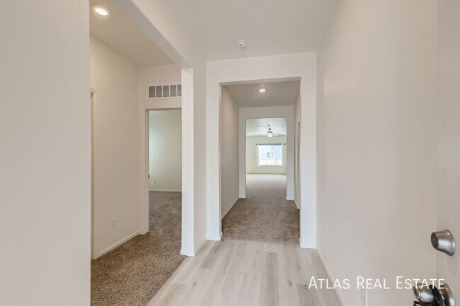 Building Photo - 987 Cascade Falls St