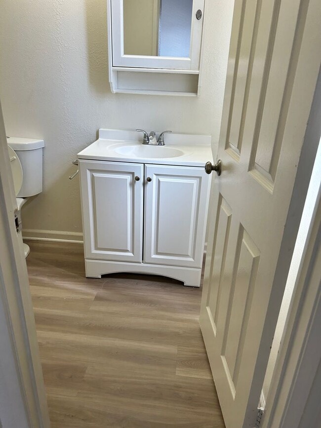 Building Photo - Beautiful 2b2.5b Condo in a great area of South Gardena features central AC, Fireplace, Washer/Dr...