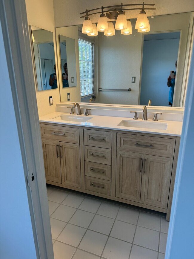 Building Photo - Spacious Single Story 4 bed 2 bath home in Serra Mesa w/2 car garage