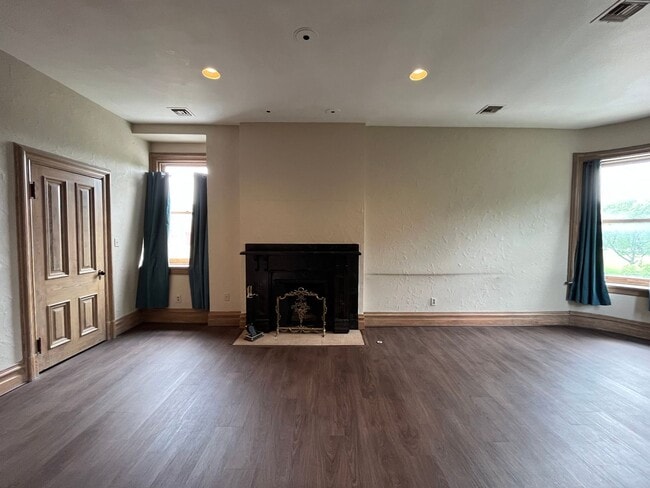 Building Photo - 200 W North Ave