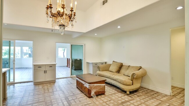 Building Photo - Spacious Home in Garden Grove for Lease