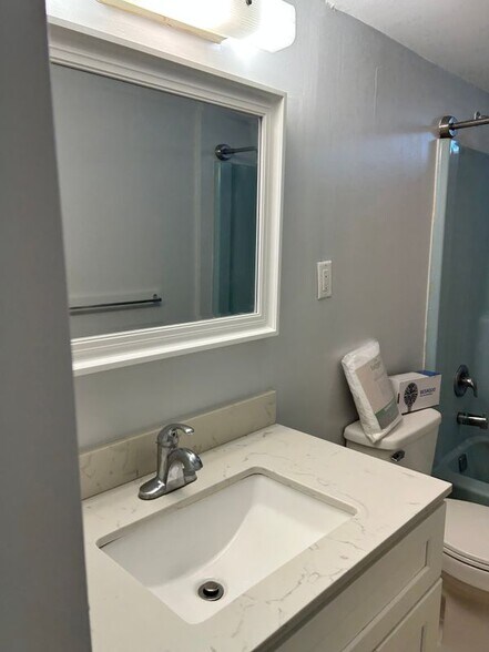 Building Photo - 2300 NE 1st Ln