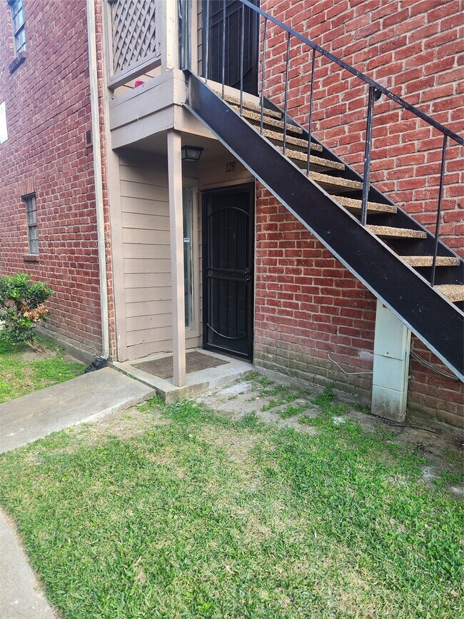 Building Photo - 12500 Sandpiper Dr