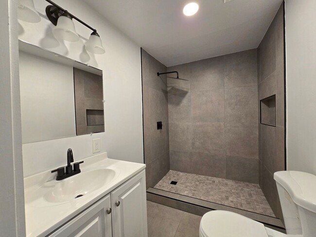 Building Photo - Gorgeous 4 or 5 bed 3.5 Bath in Madisonville!!