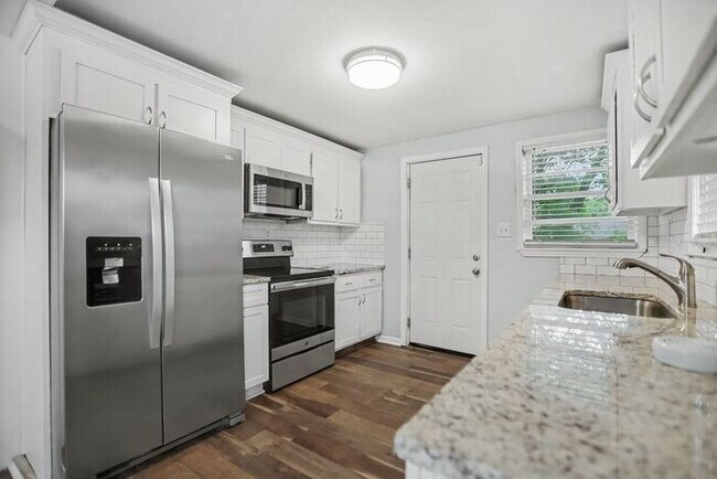 Building Photo - 3BR/2BA Gem Located in Historic West End!