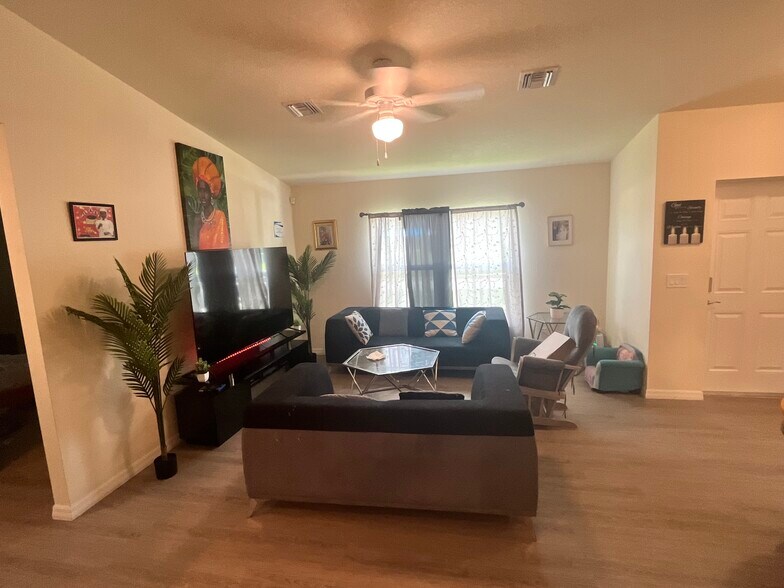 Building Photo - 2054 Detroit Dr