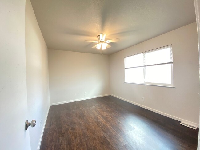 Building Photo - Charming Two Bedroom Condo