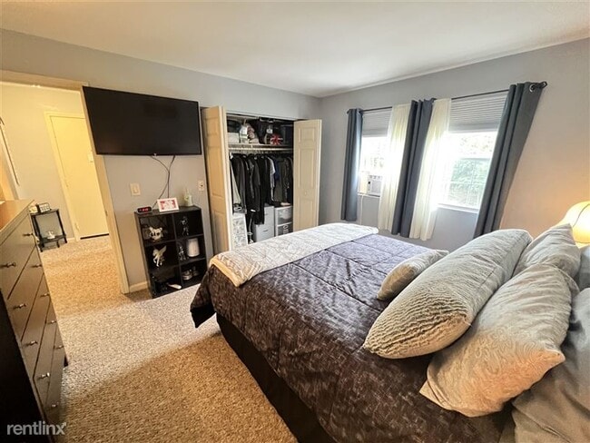 Building Photo - 6 Venice St